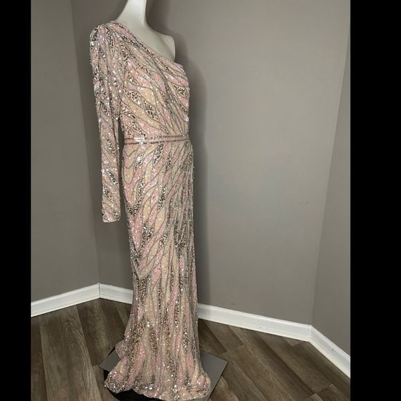 Mac Duggal
One-Shoulder Sequin Gown - Picture 6 of 9